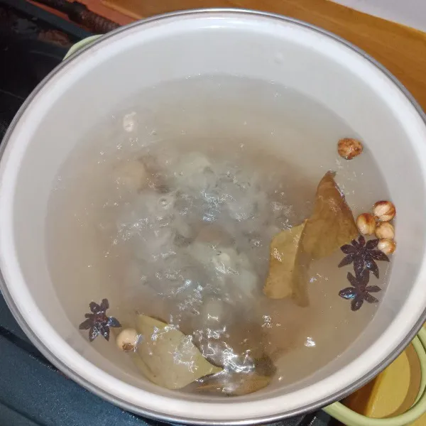Didihkan 1l air lalu masukkan buntut dan rempah daun salam, daun jeruk, lengkuas, bunga lawang dan kapulaga lalu masak hingga lunak.