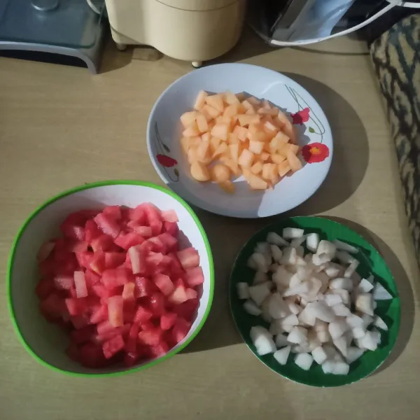 Potong dadu buah pir. Pisahkan setiap buah agar tidak mudah rusak / busuk.