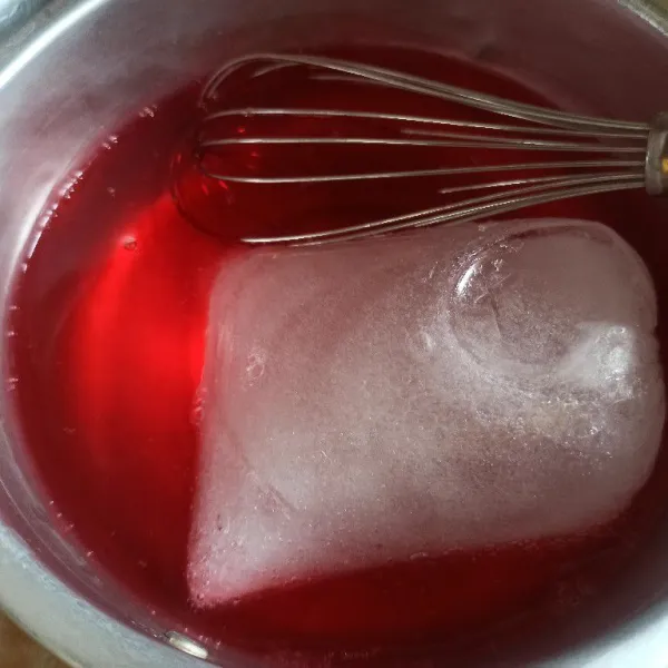 Selanjutnya masukkan es batu, aduk terus sampai jelly membentuk lumut.
