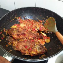 Setelah bumbu tanak, Masukkan ikan. Masak hingga bumbu meresap. Lalu sajikan.
