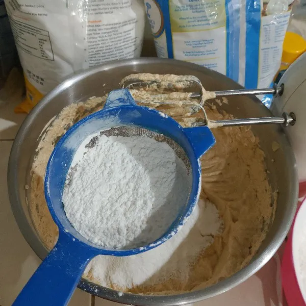 Tambahkan tepung terigu kemudian aduk.