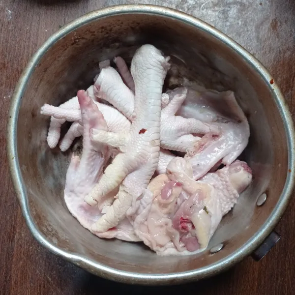 Siapkan ayam, cuci sampai benar benar bersih, tiriskan.