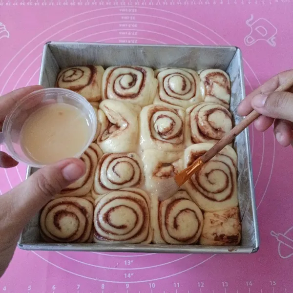 Setelah proofing, olesi permukaan adonan dengan campuran putih telur, susu kental manis, dan vanilla essence (takaran kira-kira saja).