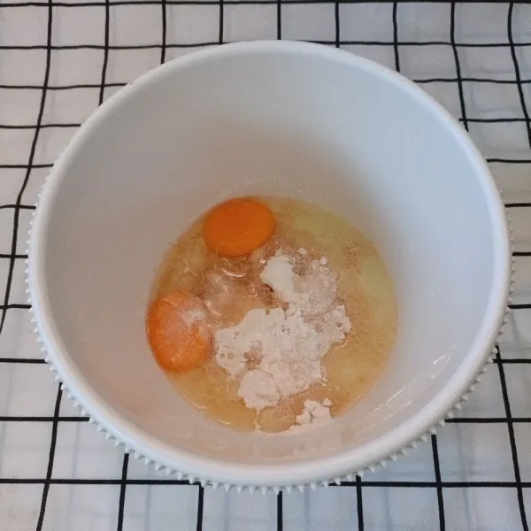 Campur semua bahan roti kecuali margarin dan garam. Mixer/uleni hingga setengah kalis.