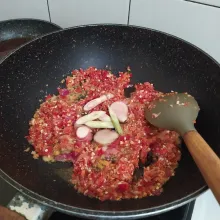 Panaskan minyak lalu tumis bumbu beserta irisan serai dan lengkuas.