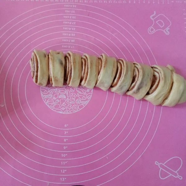 Potong-potong adonan menjadi 16 bagian.