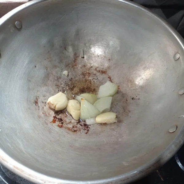 Tumis bawang putih dan bawang bombay sampai tercium aroma harum.