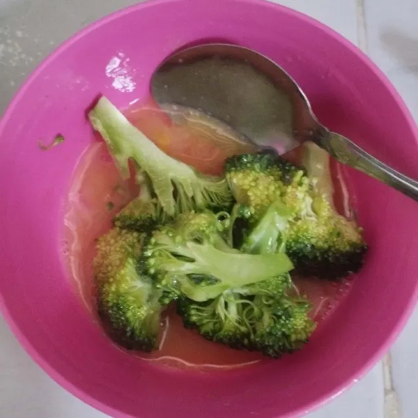 Masukkan brokoli ke kocokan telur sampai rata.