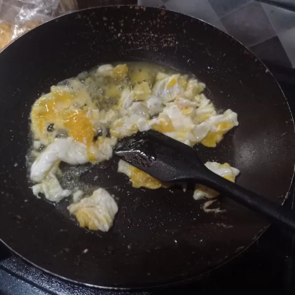 Buat telur orak arik sampai matang.