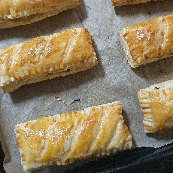 Tata pada loyang kemudian beri kuning telur dan panggang hingga matang dengan suhu 180°C selama 25 menit.