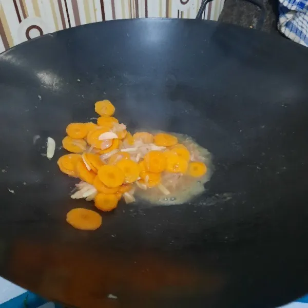 Setelah bawang layu masukkan wortel tambah sedikit air.