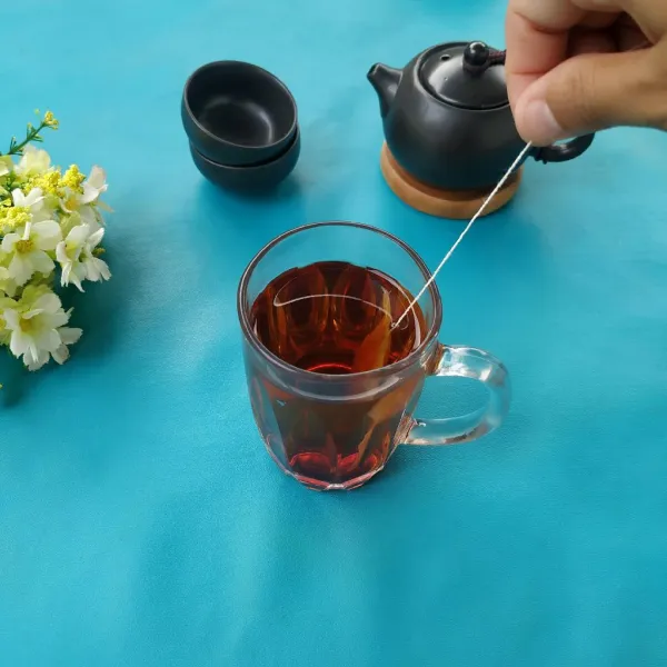 Masak air hingga mendidih lalu celupkan teh, tunggu 3 menit hingga teh mengeluarkan warna. Campur teh dengan simple syrup, aduk rata.