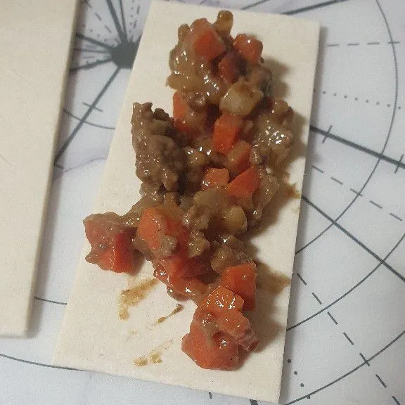 Isi 8 lembar puff pastry yang tidak bersayat dengan isian puff pastry seperti gambar.