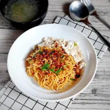 Penyajian : tata mie dalam mangkuk lalu tambahkan suwiran ayam, daun bawang dan juga bawang goreng, sajikan ini enak banget lho. Sat set nggak pake lama.