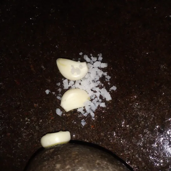 Giling bawang putih dan garam hingga halus.