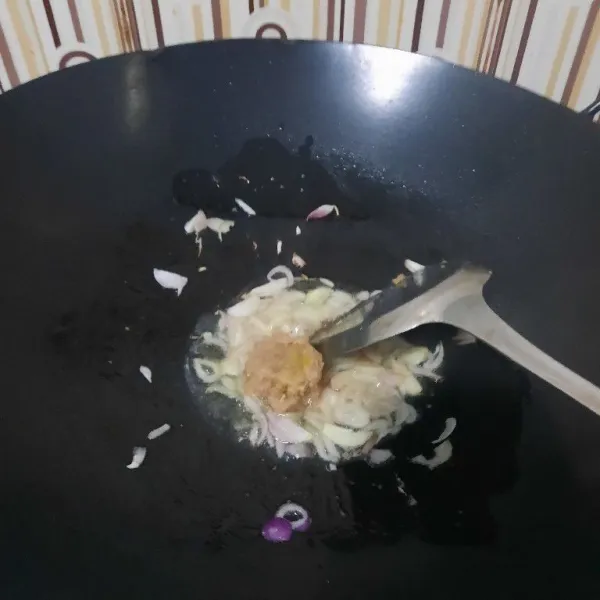 Kemudian masukkan bawang putih giling.