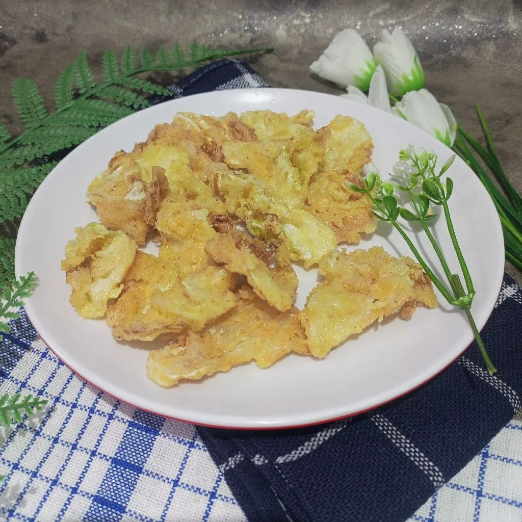 Kubis yang digoreng dalam wajan dengan minyak