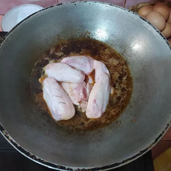 Masukkan ayam, aduk rata.