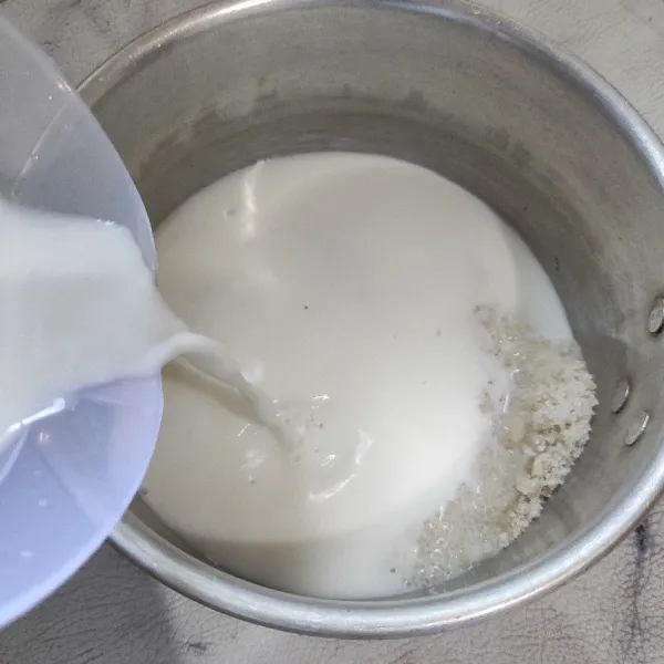 Campurkan susu full cream, bubuk agar-agar, gula pasir dan vanilla bubuk. aduk rata.