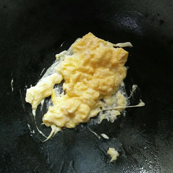 Masak telur hingga matang.