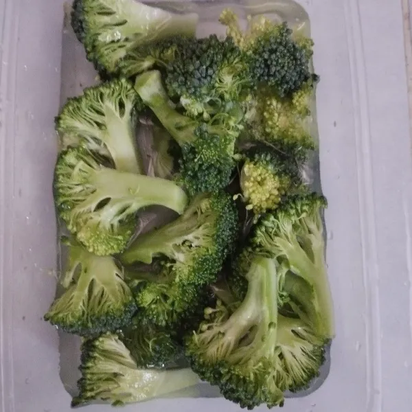 Cuci bersih brokoli, rendam sebentar dengan air garam.