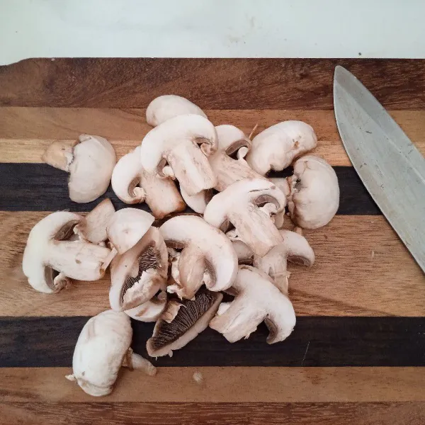 Potong-potong jamur kancing jadi 3-4 pcs.