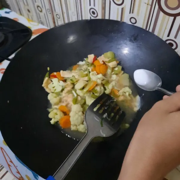 Setelah matang tambahkan garam dan kaldu bubuk. capcay siap dihidangkan.