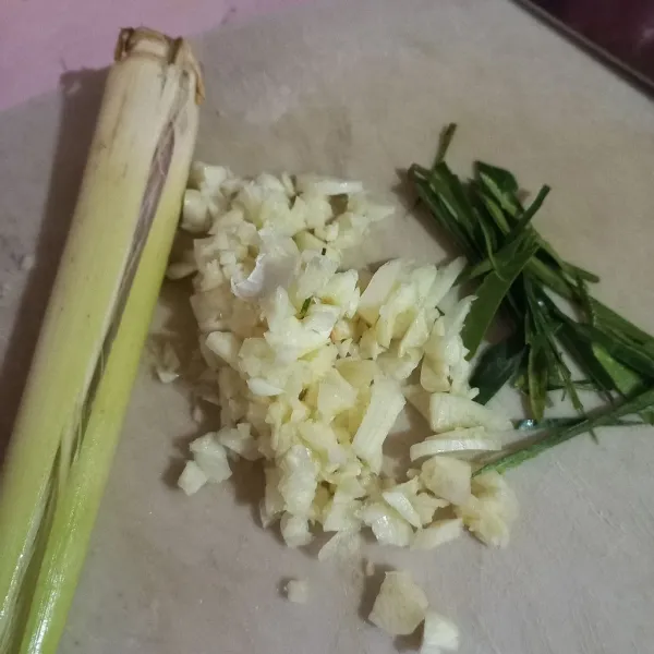 Iris daun jeruk, cincang bawang putih, dan geprek serai.