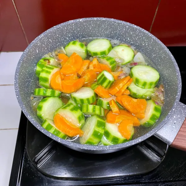 Tambahkan oyong dan wortel, lalu masak sebentar.