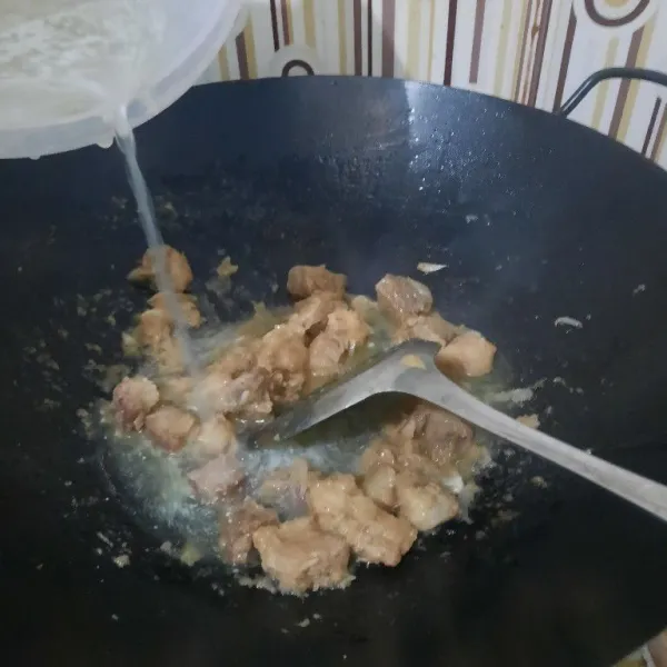 Kemudian tambahkan air, masak daging sampai empuk. tambahkan garam dan kaldu bubuk.