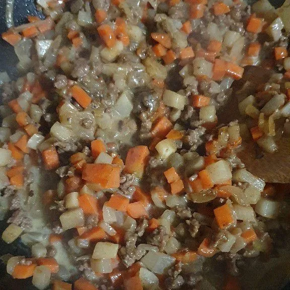 Tambahkan susu, garam dan masak sampai matang, test rasa.