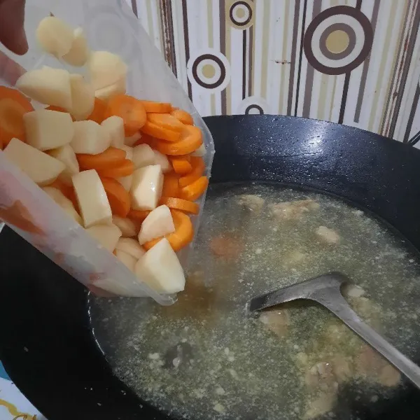 Terakhir tambahkan sayuran masak sampai matang. Sop siap dinikmati