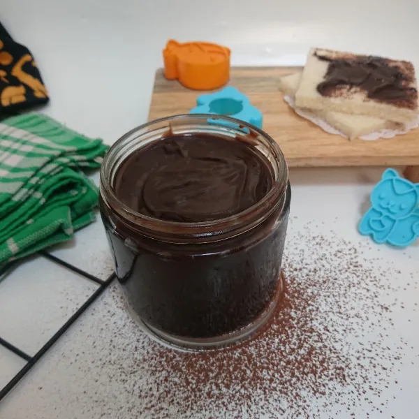 Setelah dingin selai cokelat bisa dipindahkan ke dalam wadah kedap udara untuk disimpan. Atau selai cokelat siap untuk olesan atau isian roti.