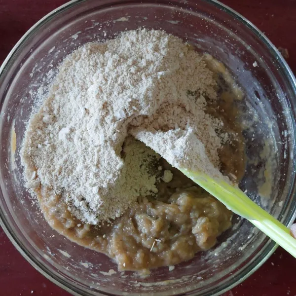 Tambahkan oat dan tepung tapioka bertahan, sambil diulen pakai spatula.