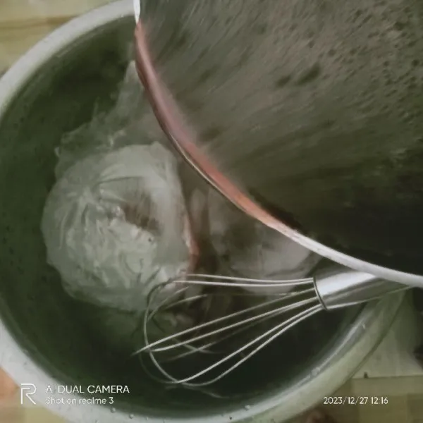 Siapkan wajan yg berisi es batu, masukkan jelly ke dalam wajan aduk terus hingga membentuk lumut