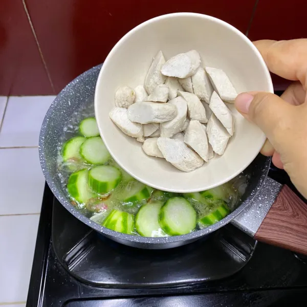 Tambahkan otak-otak, lalu aduk sebentar.