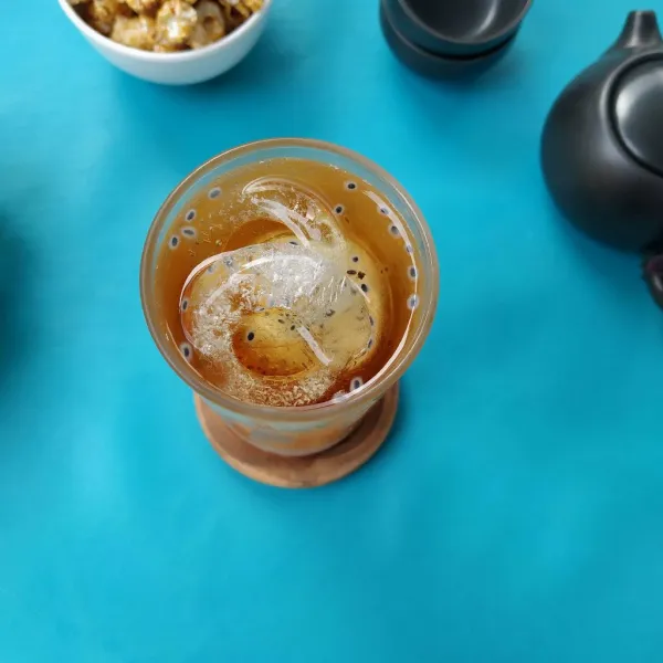 Tambahkan teh yang sudah dicampur simple syrup. Sajikan.
