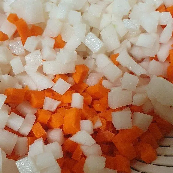 Potong kotak dadu kecil wortel dan labu siam.