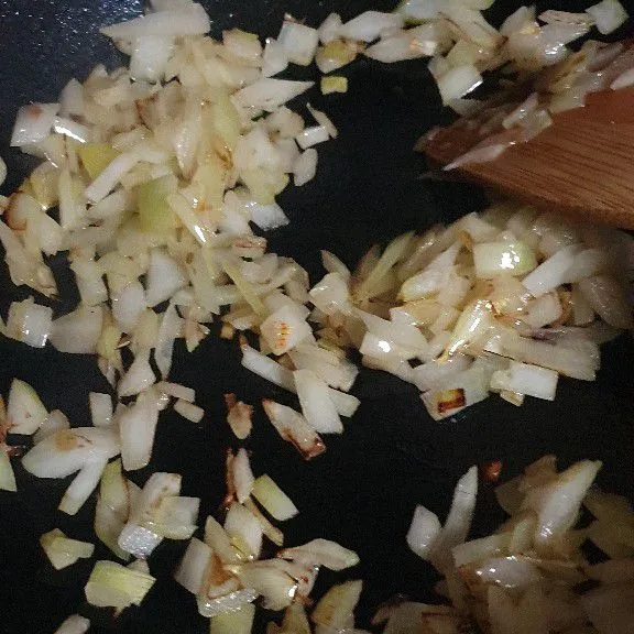 Cincang bawang bombay lalu tumis sampai kecokelatan.