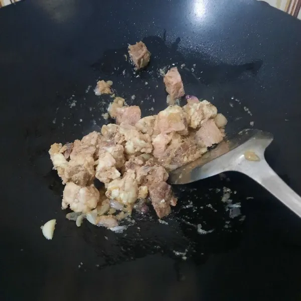 Setelah harum masukkan daging yang telah direbus.