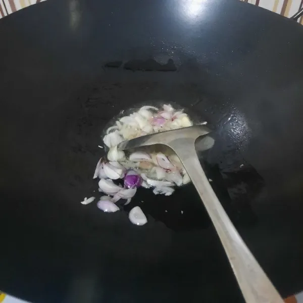 Tumis bawang merah dan bawang putih sampai harum.