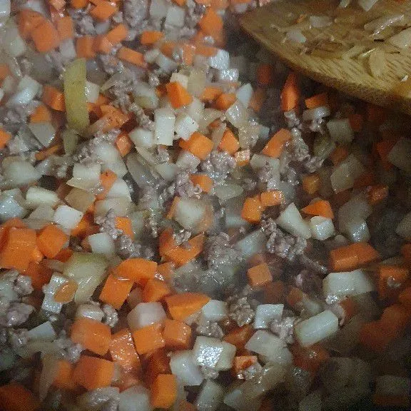 Masukkan daging cincang, wortel dan labu siam dan campur rata.