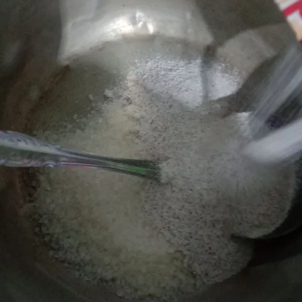 Masukkan gula, kopi susu, dan bubuk jelly ke dalam panci (kompor belum nyala).
