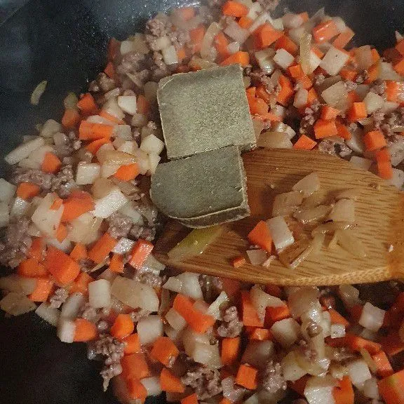 Masukkan bumbu kare jepang lalu aduk rata sampai bumbu kare larut.