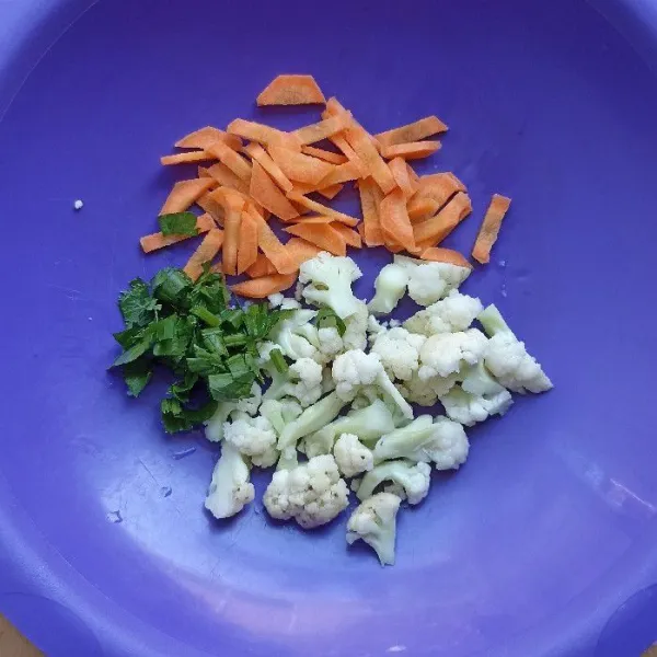 Cuci bersih dan potong potong sayuran.