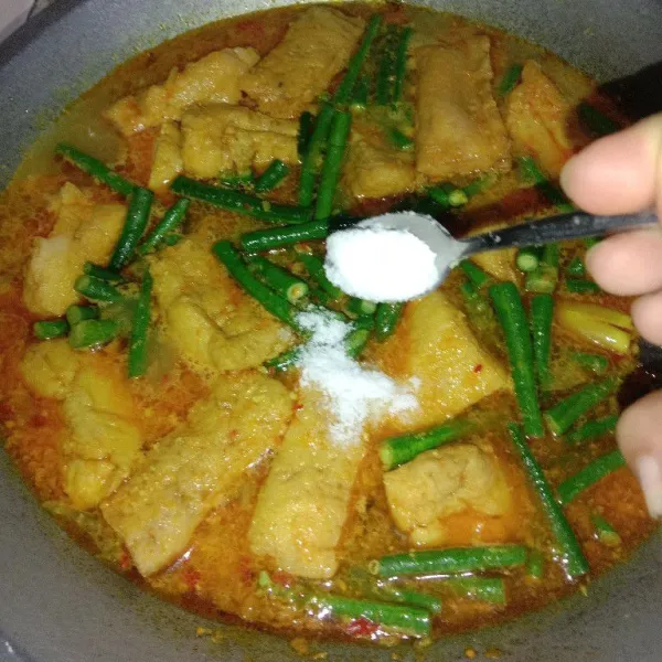 Tambahkan garam, kaldu bubuk dan gula aduk rata.