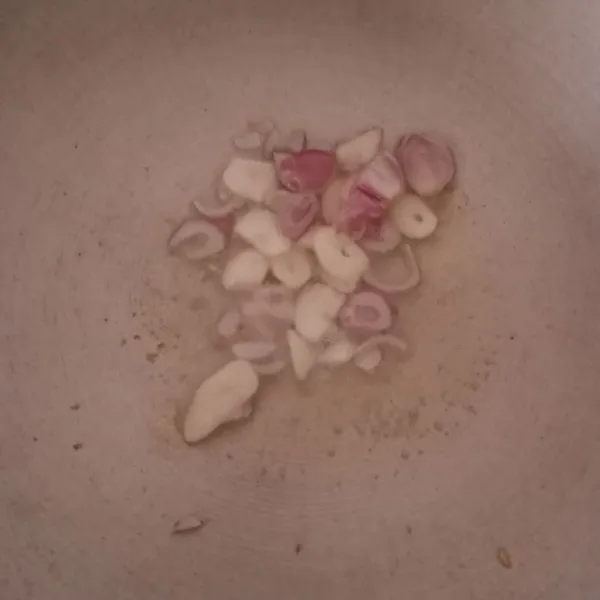 Tumis bawang sampai harum.