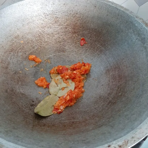 Tumis bumbu halus, daun jeruk dan jahe geprek hingga harum.