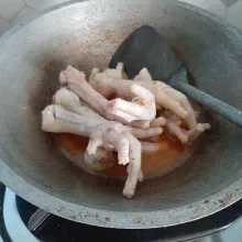 Tambahkan air. Masukkan ceker.