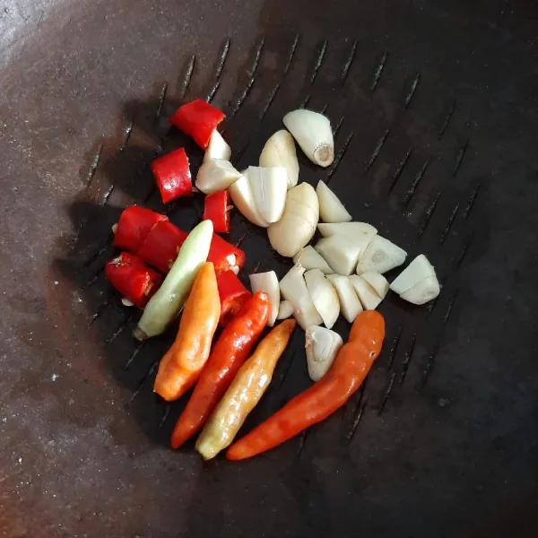 Haluskan bumbu halus.